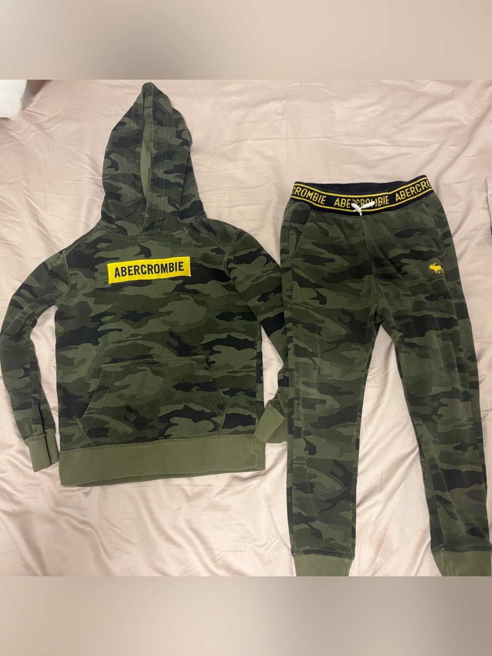 abercrombie kids Green Camo Hoodie & Joggers Set with Yellow Logo Kids Size 7/8